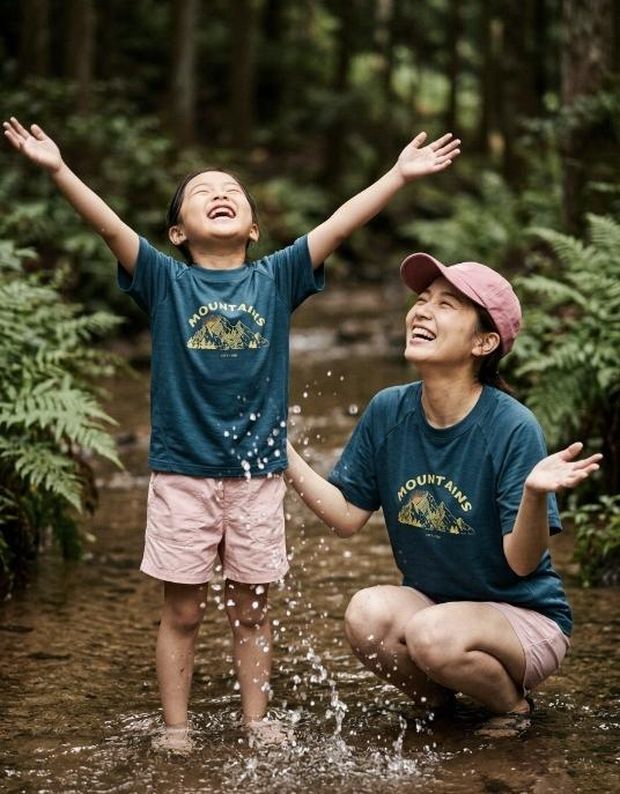 孩子们在森林溪边玩耍